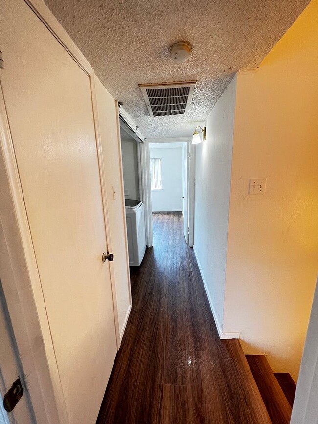 Building Photo - Location! Location! Location! Lovely 2-Story Townhouse