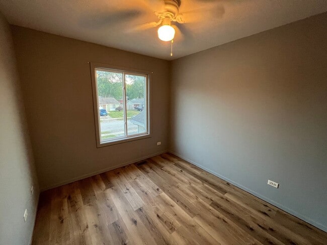 Building Photo - 725 Clearwood Ct