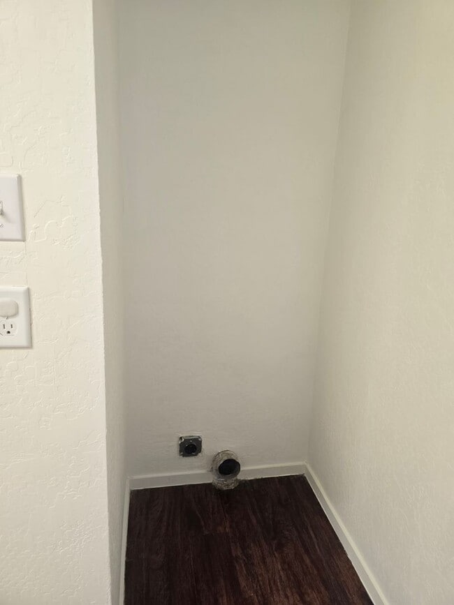 Building Photo - Cute 2 Bedroom