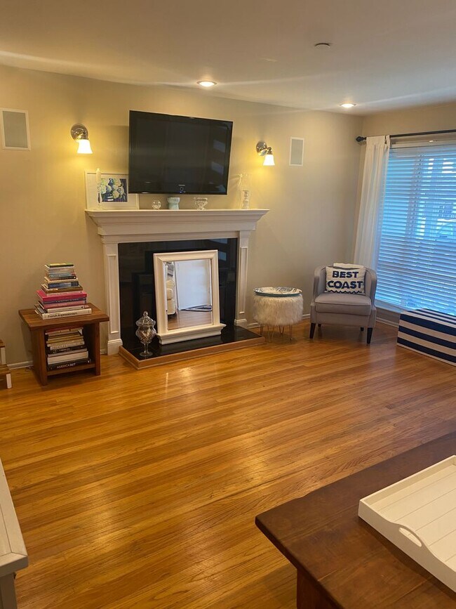 Building Photo - Fully Furnished House in South San Francisco - 2 Bedroom, 2 Bathroom