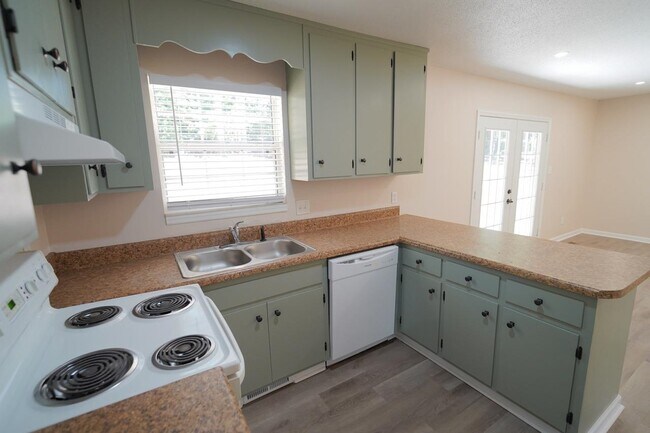 Building Photo - 1545 Pine View Dr