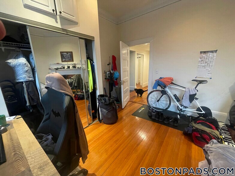 Building Photo - 1689 Beacon St