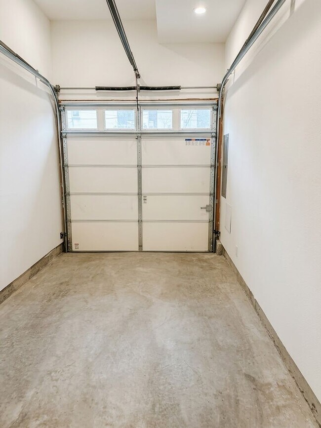 Building Photo - 1331 S Opal St