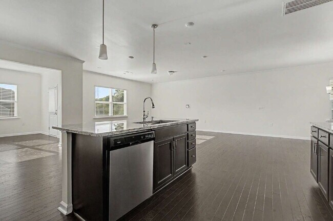 Building Photo - Spacious 4-Bedroom Home w/ Loft