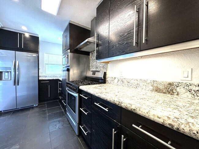 Building Photo - North Park/Hillcrest- Modern and Spacious 2 Bedroom with 2 Car Garage, Washer/Dryer and AC.