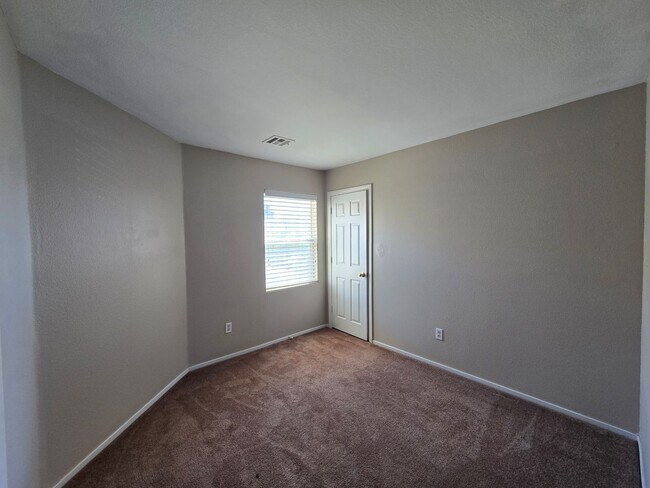 Building Photo - Terrific 3 bed + Loft 2 Car Need Space? Th...