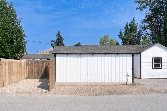 Building Photo - 1117 N Midland Blvd