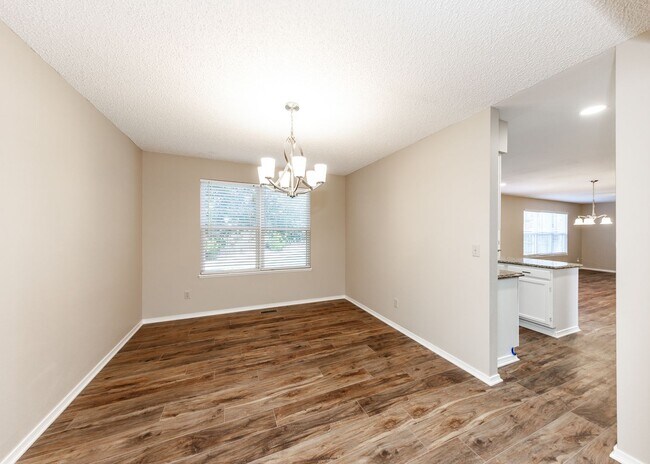 Building Photo - Stunning 5 Bedroom, 3.5 Bath Remodeled Hom...