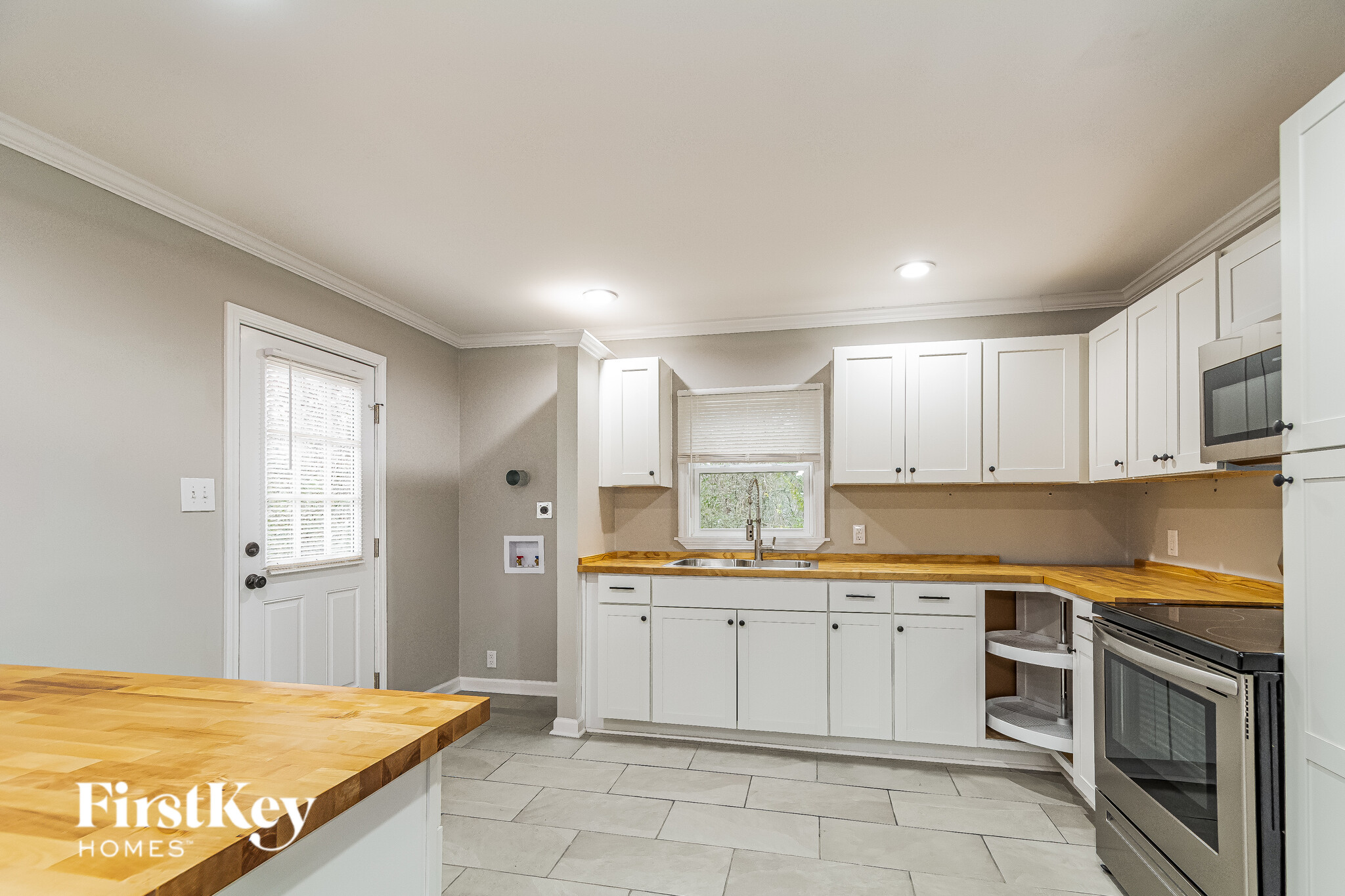 Building Photo - 401 Sparella St