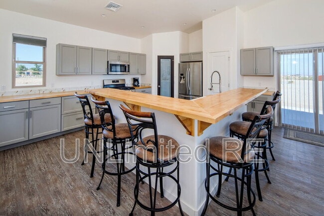 Building Photo - 7756 Sierra Vista Dr