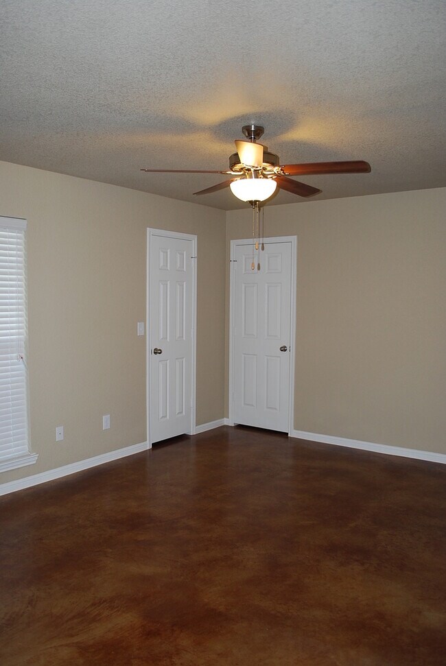 Building Photo - 2003Tru