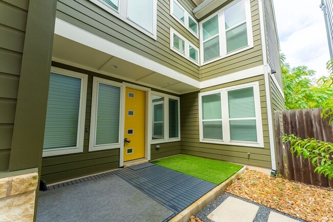 Building Photo - Modern 3 Bedrooms, 2.5 bathrooms home in S...