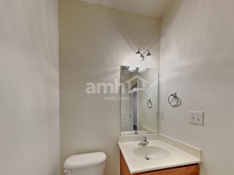 Building Photo - 6004 Glen Way Dr