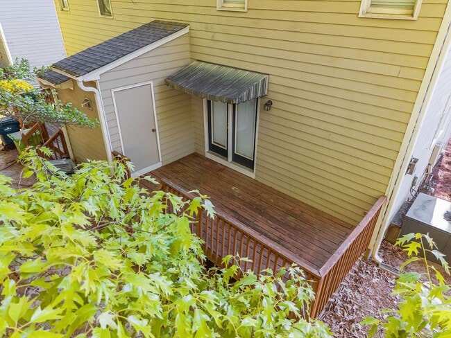 Building Photo - Fantastic End-Unit Townhome Available Now!