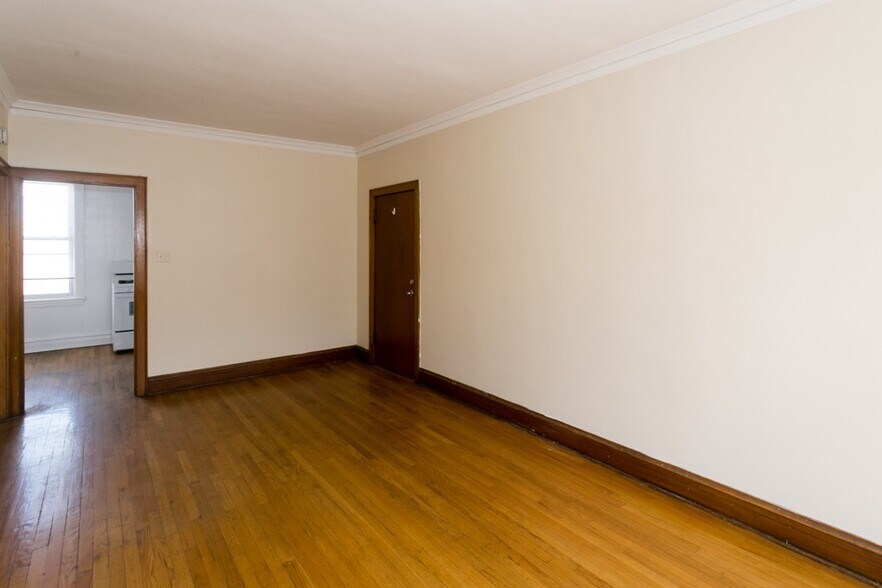 Building Photo - 4824 W Addison St