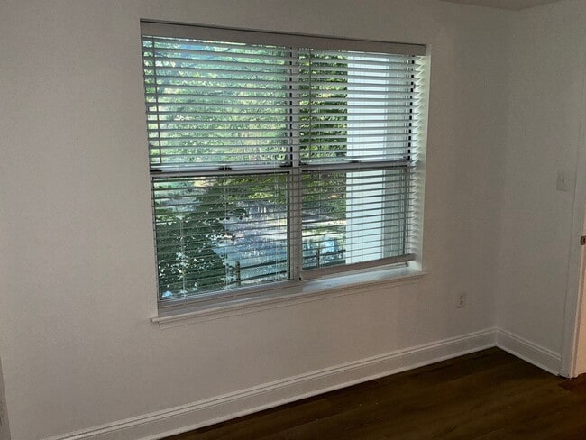 Building Photo - Beautiful 3BR 2BA condo located in the Decoverly neighborhood of Rockville