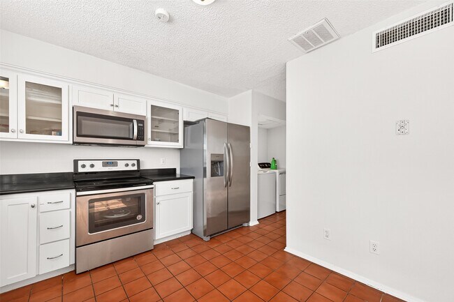 Building Photo - 11677 Village Pl Dr