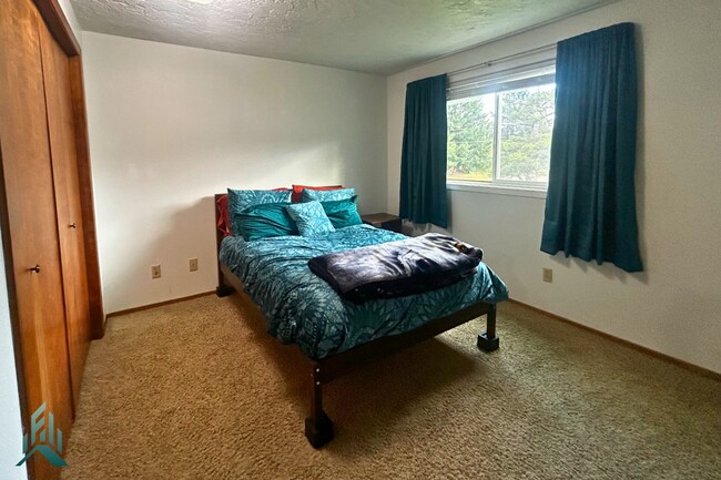 Building Photo - Witham Hill Townhome