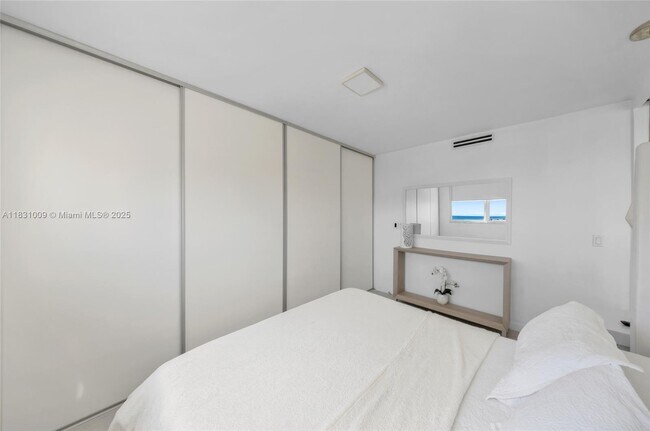 Building Photo - 465 Ocean Dr