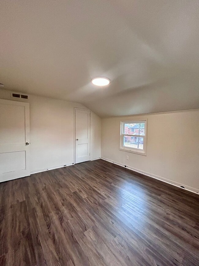 Building Photo - Newly Renovated 2 Bedroom Townhome