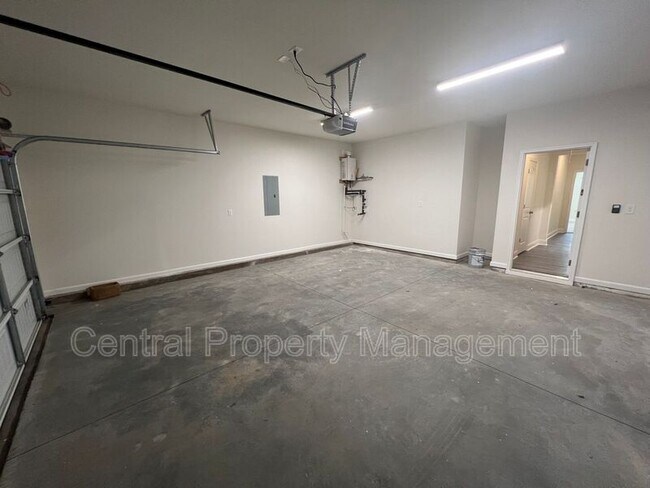 Building Photo - 102 Lariat Ct