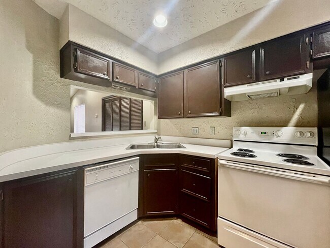 Building Photo - Gorgeous Condo, 2 Bedrooms/2 Balconies/2 Bathrooms - WALK TO CAMPUS! - Reduced Deposit