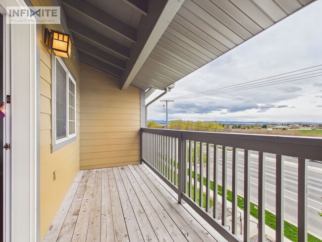 Building Photo - Top-Floor 2BR/2BA – Bright, Clean & Move-In Ready