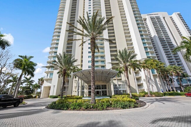 Building Photo - 3000 Oasis Grand Blvd