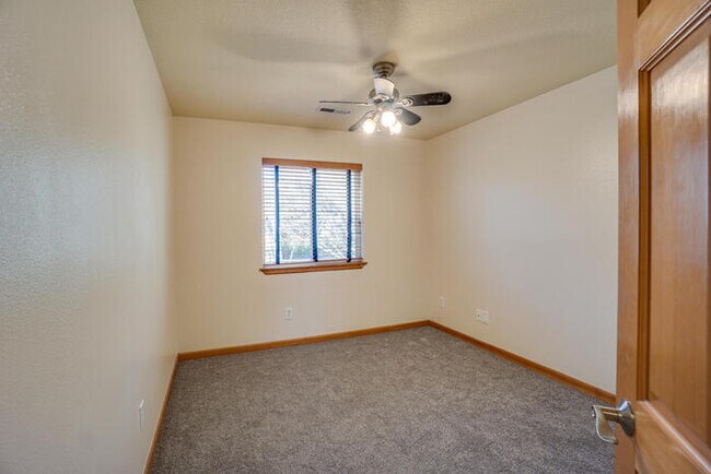 Building Photo - BEAUTIFUL FOUR BEDROOM IN CAMAS