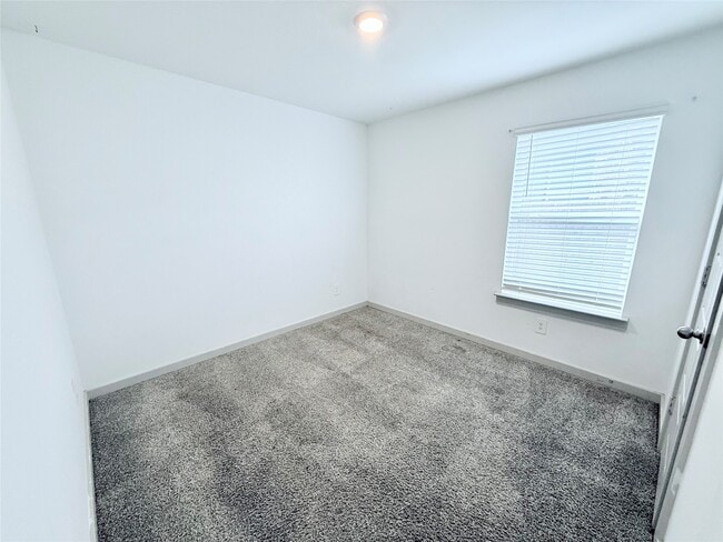 Building Photo - 2824 Gunnersbury Dr