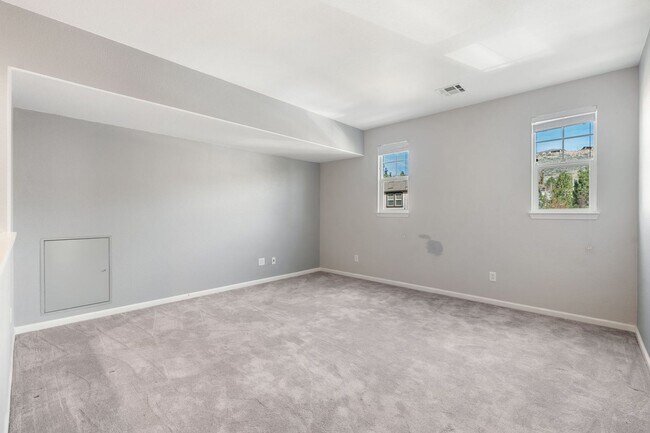 Building Photo - Furnished & Fully Equipped Low Maintenance Town Home (Somersett - Utilities Included)