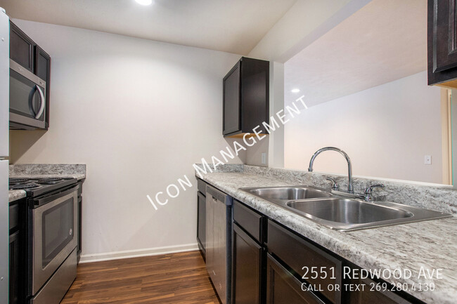 Building Photo - 2551 Redwood Ave