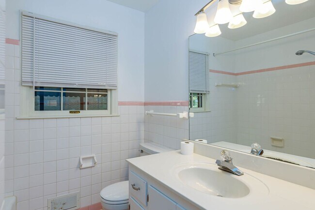 Building Photo - Gorgeous 3 bed 2 bath home with finished basement! Mins to Friendly shopping, downtown, hospital,...