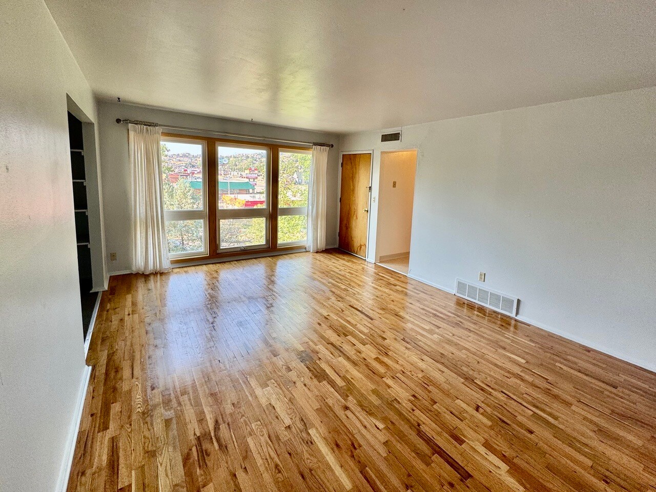 Building Photo - 728 Saint Charles St
