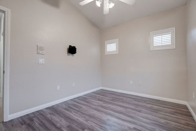 Building Photo - 2305 W Horizon Ridge Pkwy