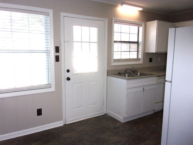 Building Photo - 1823 India Hook Rd