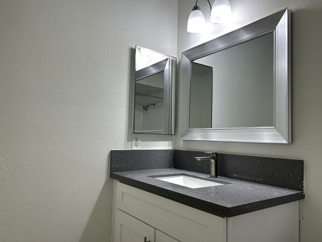 Building Photo - AVAILABLE NOW!! 2 Bedroom 2 Bath Apartment...