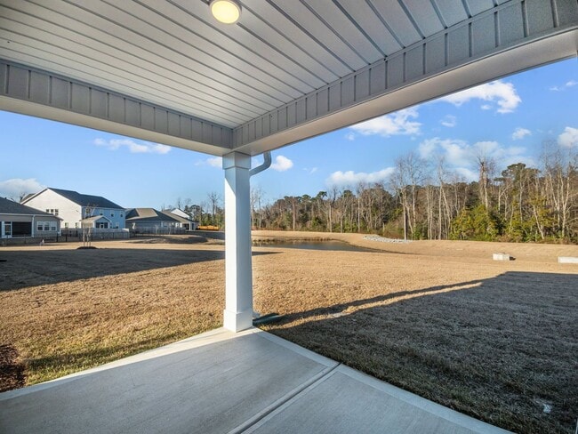 Building Photo - 4 bedroom Home in WATERSIDE!