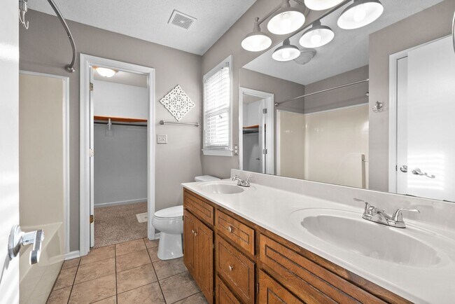 Building Photo - 4 Bedroom Home For Rent in St. B Area of Clarksville!