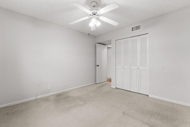 Building Photo - 120 Cypress Club Dr