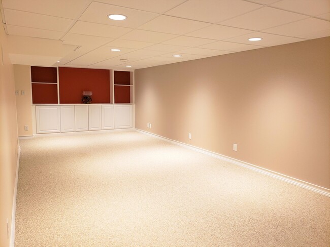 Building Photo - W280N1690 Golf View Dr