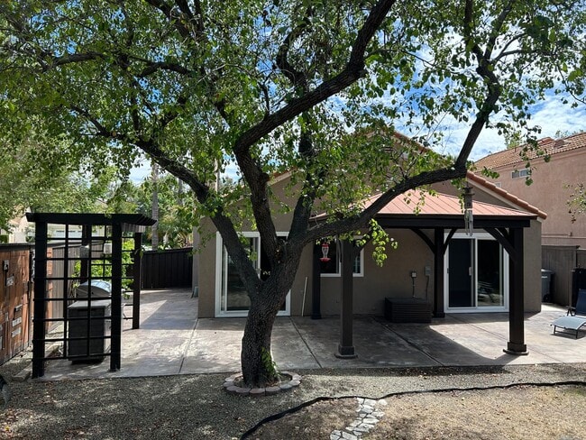 Building Photo - Paseo Del Sol