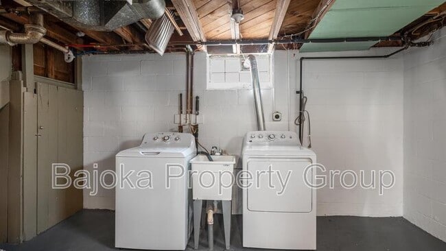 Building Photo - 1074 Moran Ave