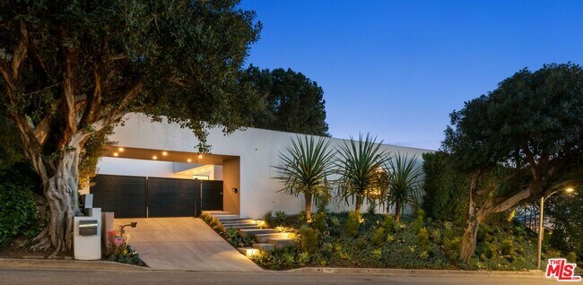 Building Photo - 1088 N Hillcrest Rd
