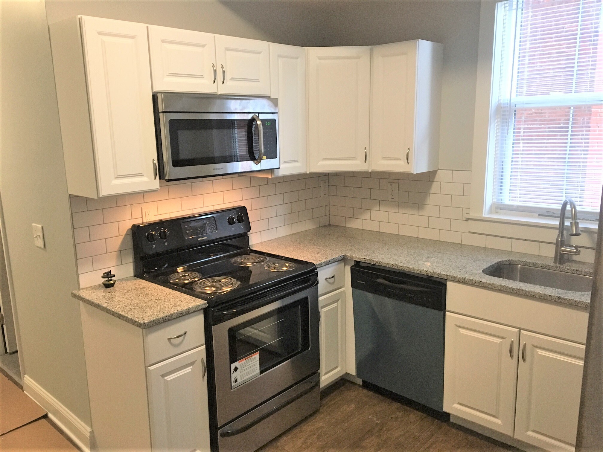 Building Photo - 71 E Gates St