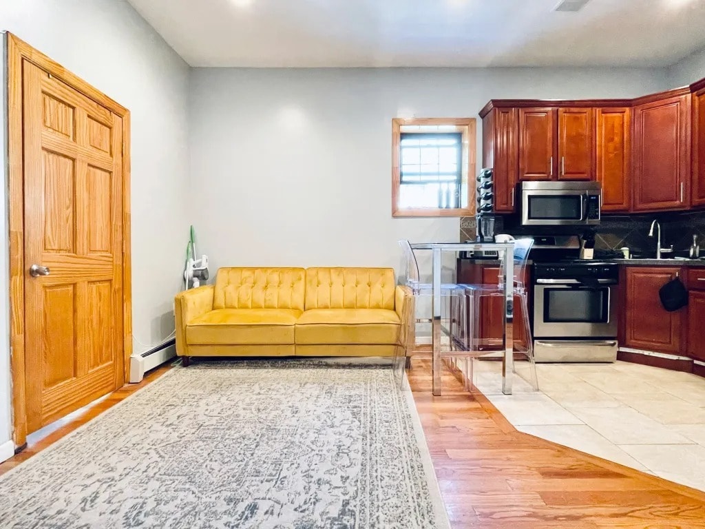 Building Photo - Furnished room/NOT APARTMENT