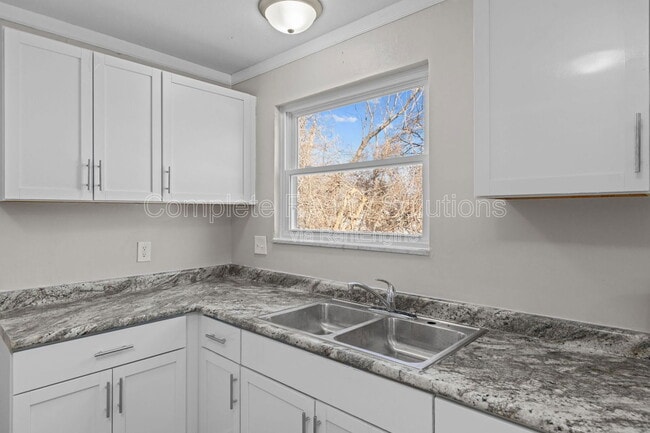 Building Photo - 10432 Royal Dr