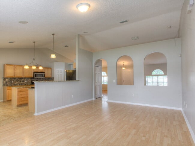 Building Photo - 744 Westcliffe Dr