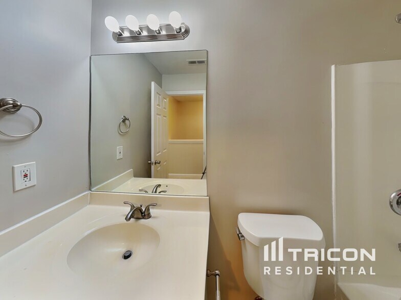 Building Photo - 728 Celeste Ln