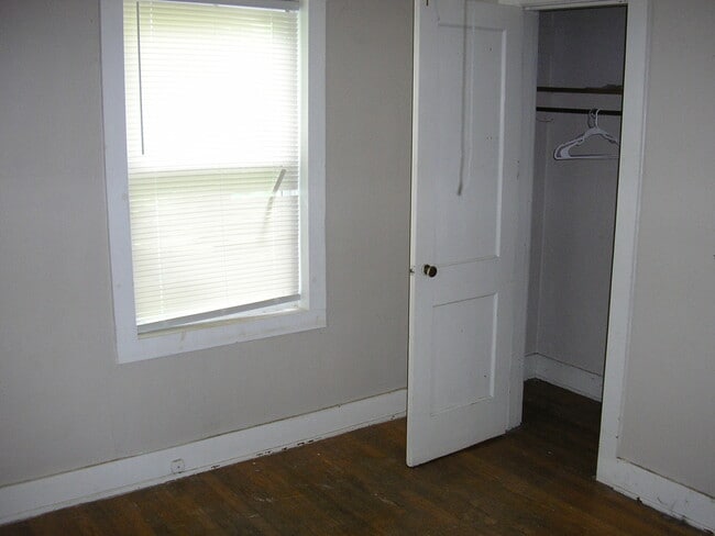 Building Photo - 1631 Sharon Dr